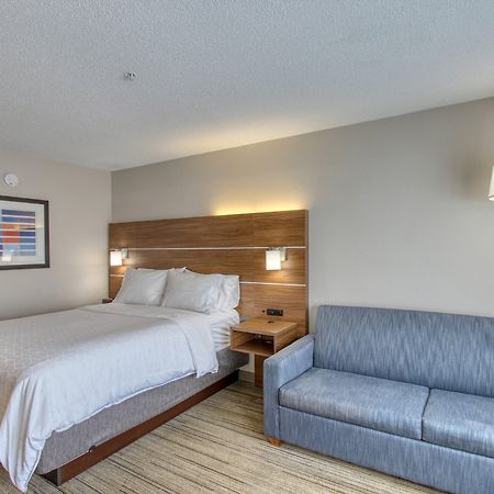 Holiday Inn Express Hotel & Suites Oshkosh - State Route 41 By Ihg Eksteriør billede