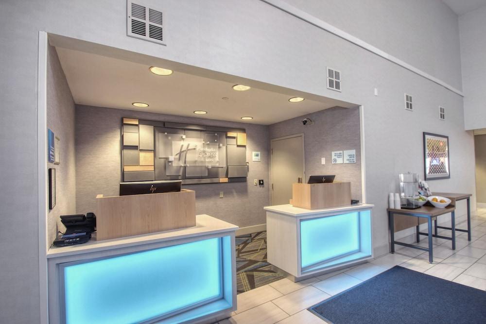 Holiday Inn Express Hotel & Suites Oshkosh - State Route 41 By Ihg Eksteriør billede