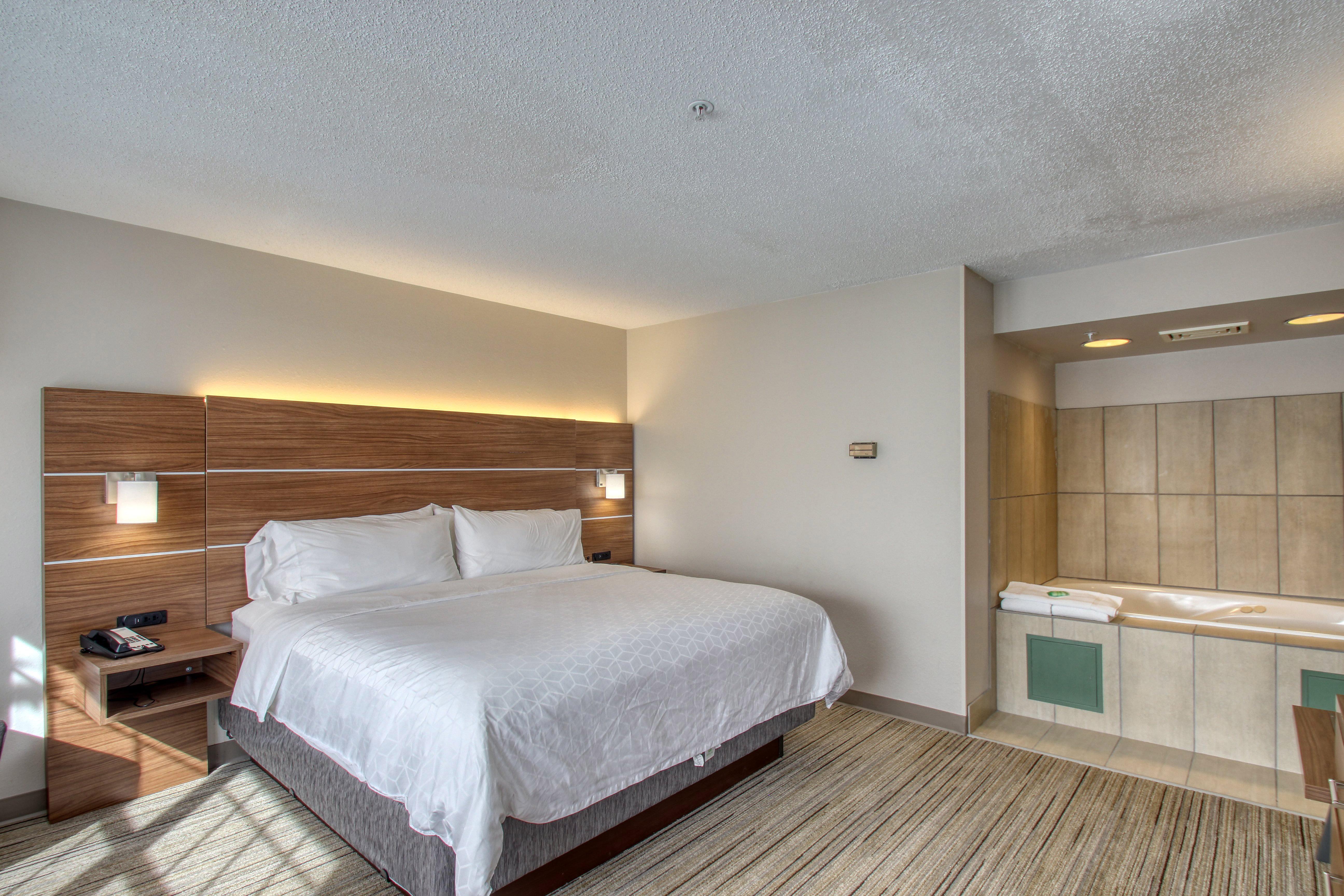 Holiday Inn Express Hotel & Suites Oshkosh - State Route 41 By Ihg Eksteriør billede