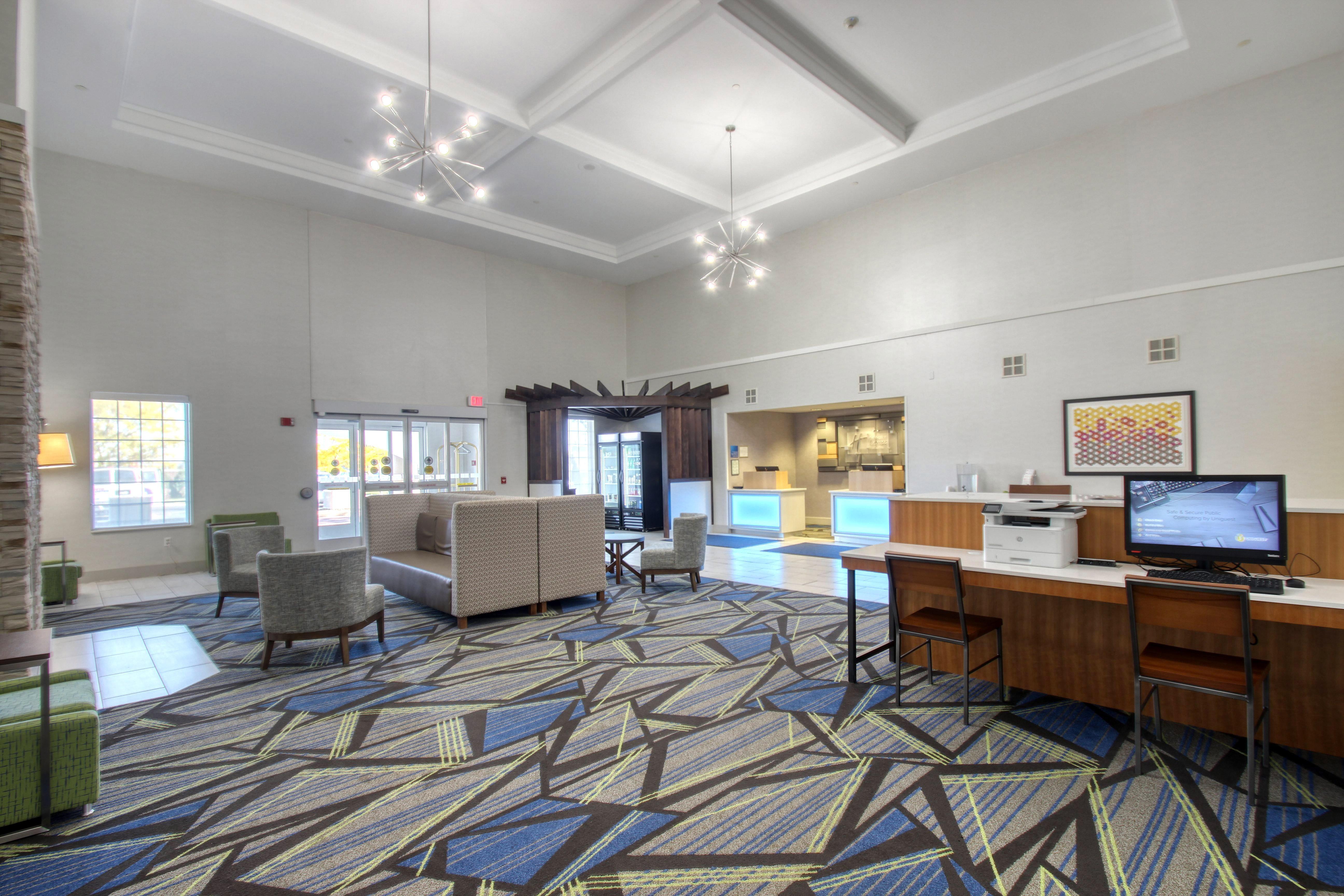 Holiday Inn Express Hotel & Suites Oshkosh - State Route 41 By Ihg Eksteriør billede