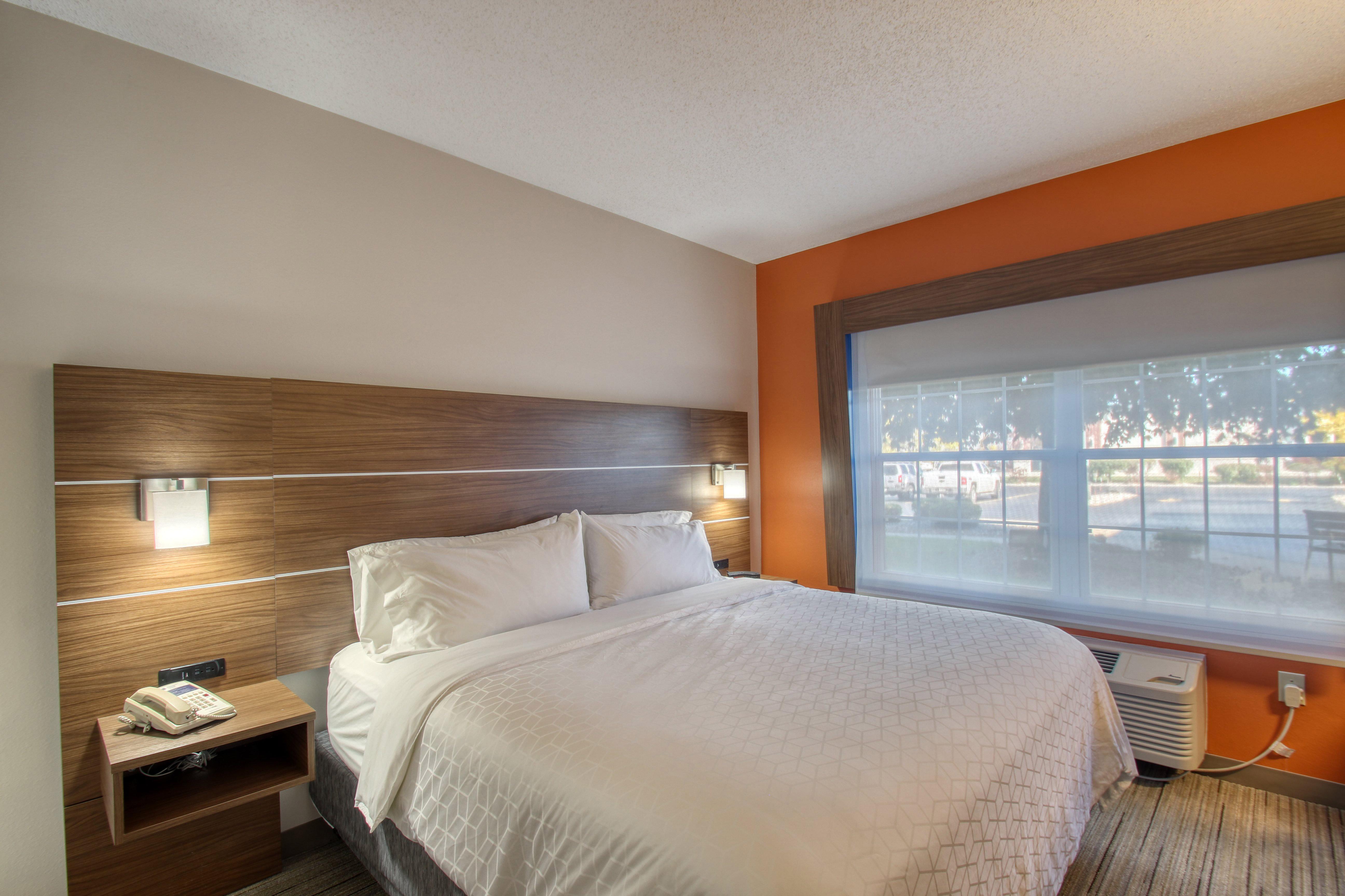Holiday Inn Express Hotel & Suites Oshkosh - State Route 41 By Ihg Eksteriør billede