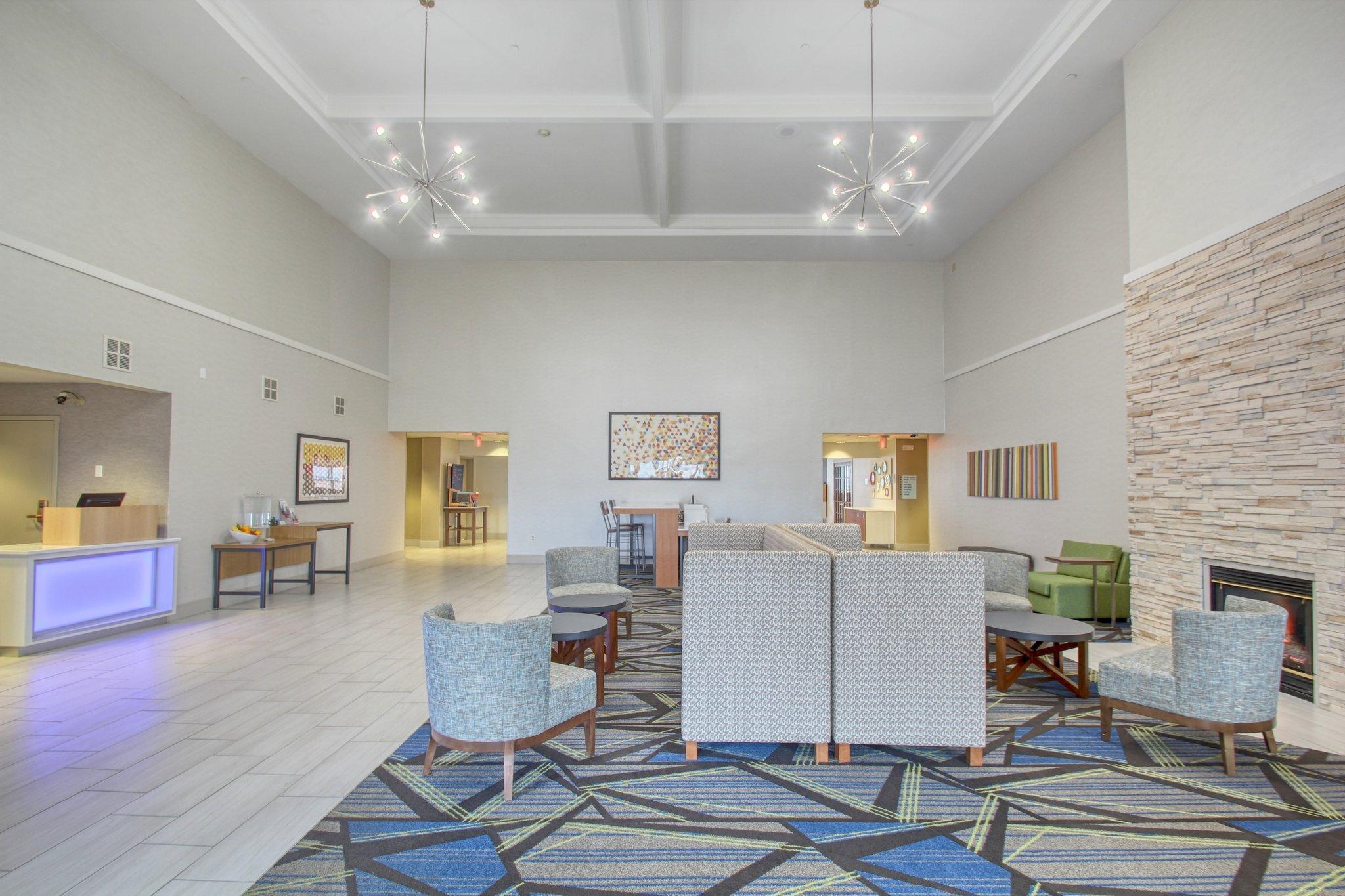 Holiday Inn Express Hotel & Suites Oshkosh - State Route 41 By Ihg Eksteriør billede