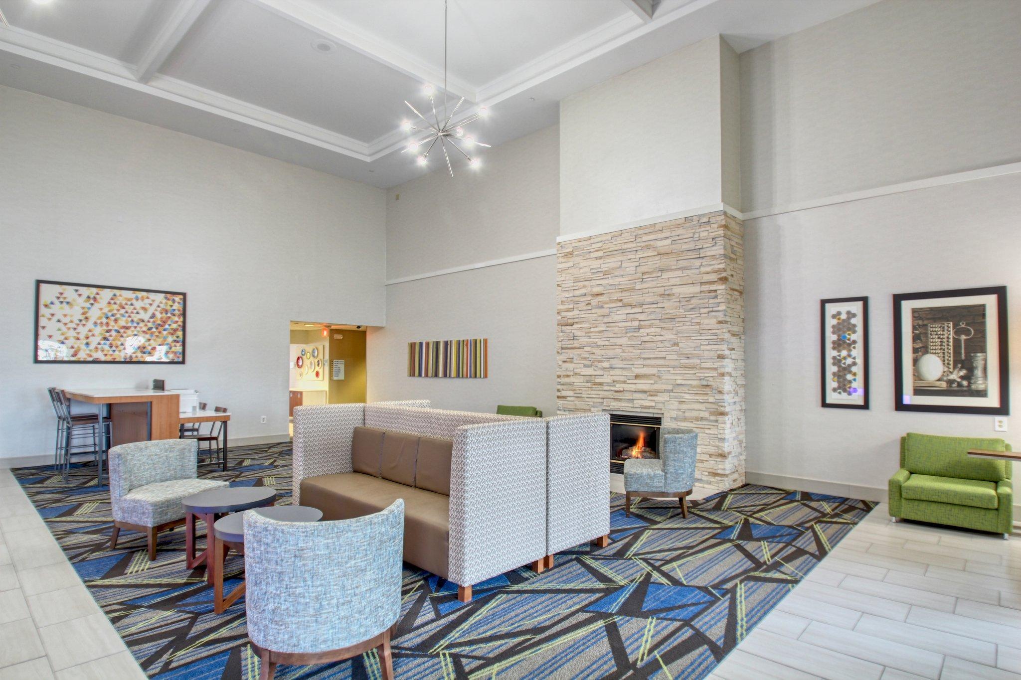 Holiday Inn Express Hotel & Suites Oshkosh - State Route 41 By Ihg Eksteriør billede