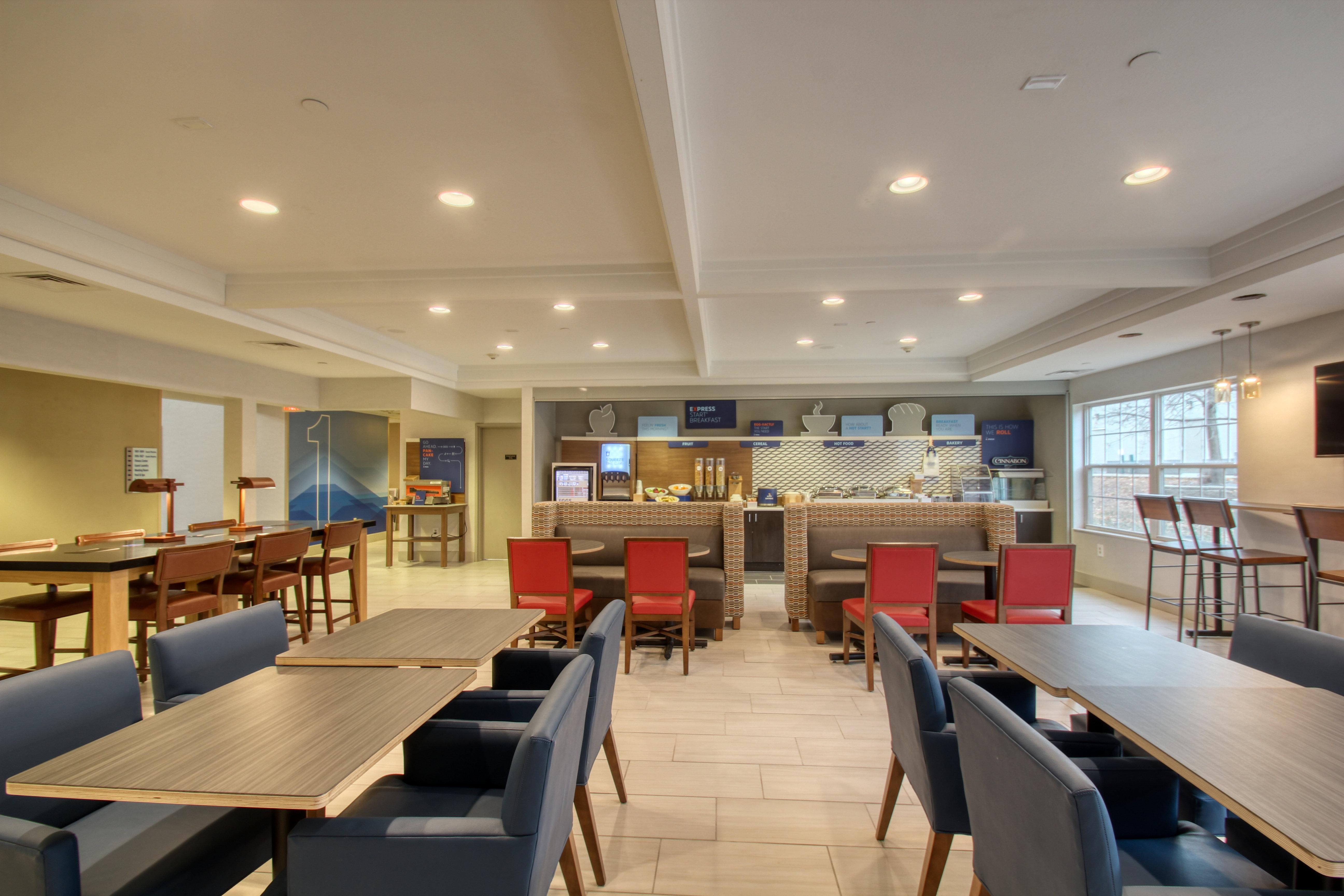 Holiday Inn Express Hotel & Suites Oshkosh - State Route 41 By Ihg Eksteriør billede
