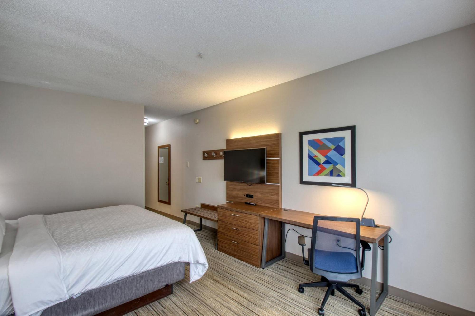 Holiday Inn Express Hotel & Suites Oshkosh - State Route 41 By Ihg Eksteriør billede