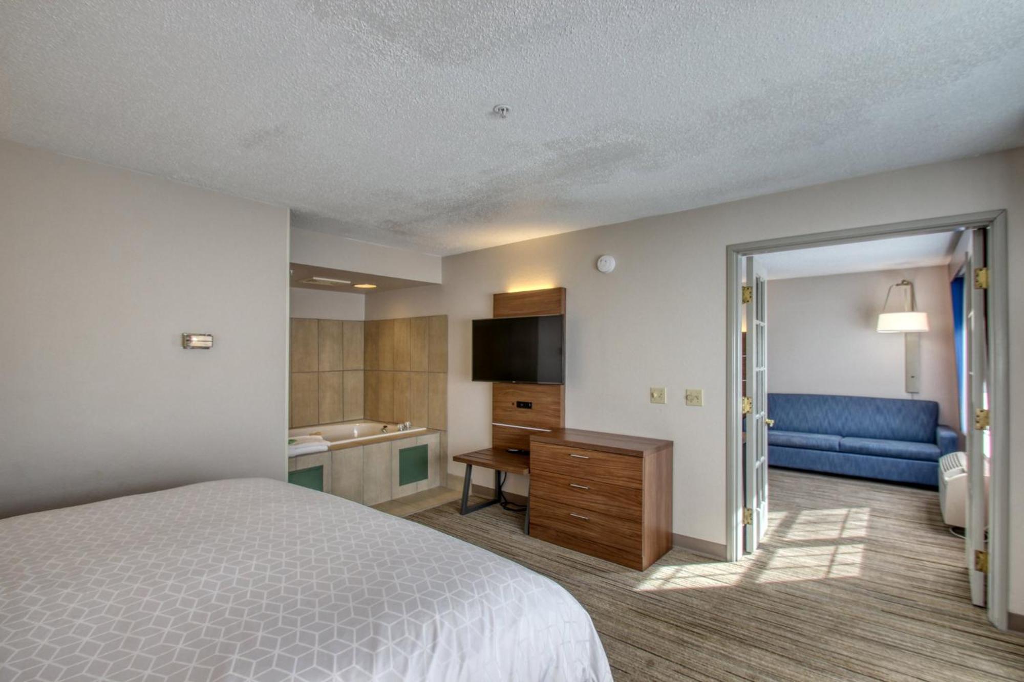 Holiday Inn Express Hotel & Suites Oshkosh - State Route 41 By Ihg Eksteriør billede