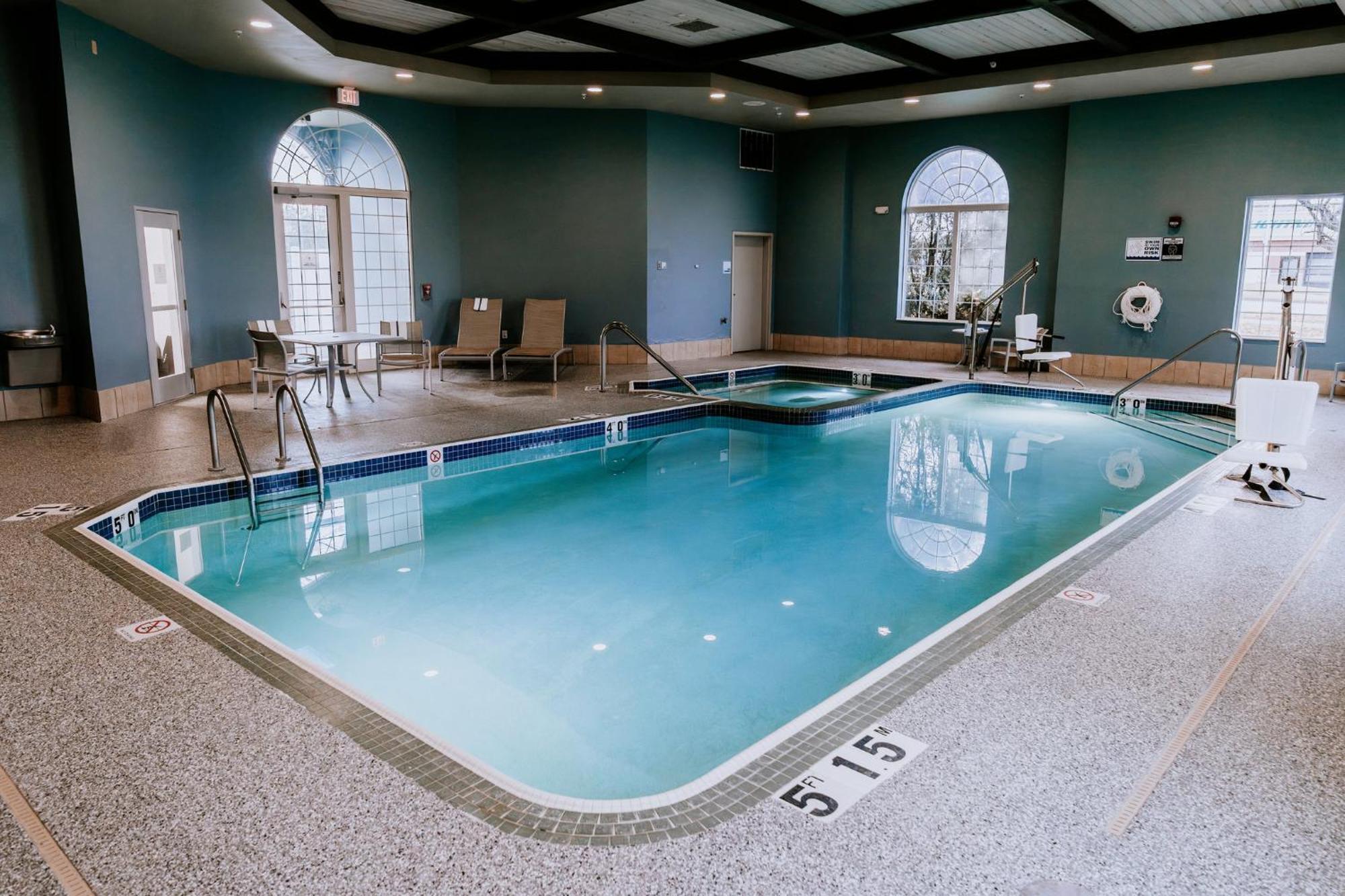 Holiday Inn Express Hotel & Suites Oshkosh - State Route 41 By Ihg Eksteriør billede