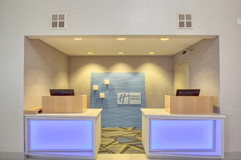 Holiday Inn Express Hotel & Suites Oshkosh - State Route 41 By Ihg Eksteriør billede