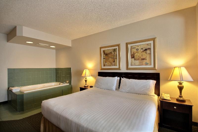 Holiday Inn Express Hotel & Suites Oshkosh - State Route 41 By Ihg Eksteriør billede
