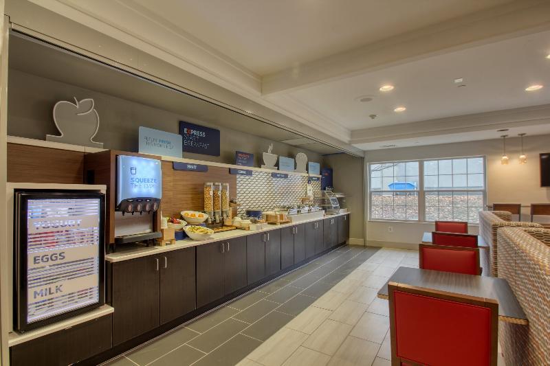 Holiday Inn Express Hotel & Suites Oshkosh - State Route 41 By Ihg Eksteriør billede