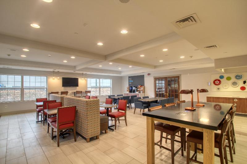 Holiday Inn Express Hotel & Suites Oshkosh - State Route 41 By Ihg Eksteriør billede