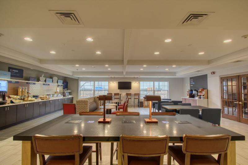 Holiday Inn Express Hotel & Suites Oshkosh - State Route 41 By Ihg Eksteriør billede