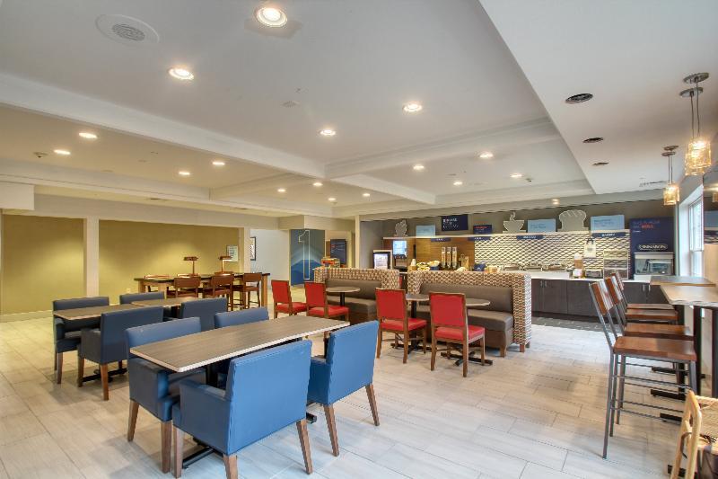 Holiday Inn Express Hotel & Suites Oshkosh - State Route 41 By Ihg Eksteriør billede